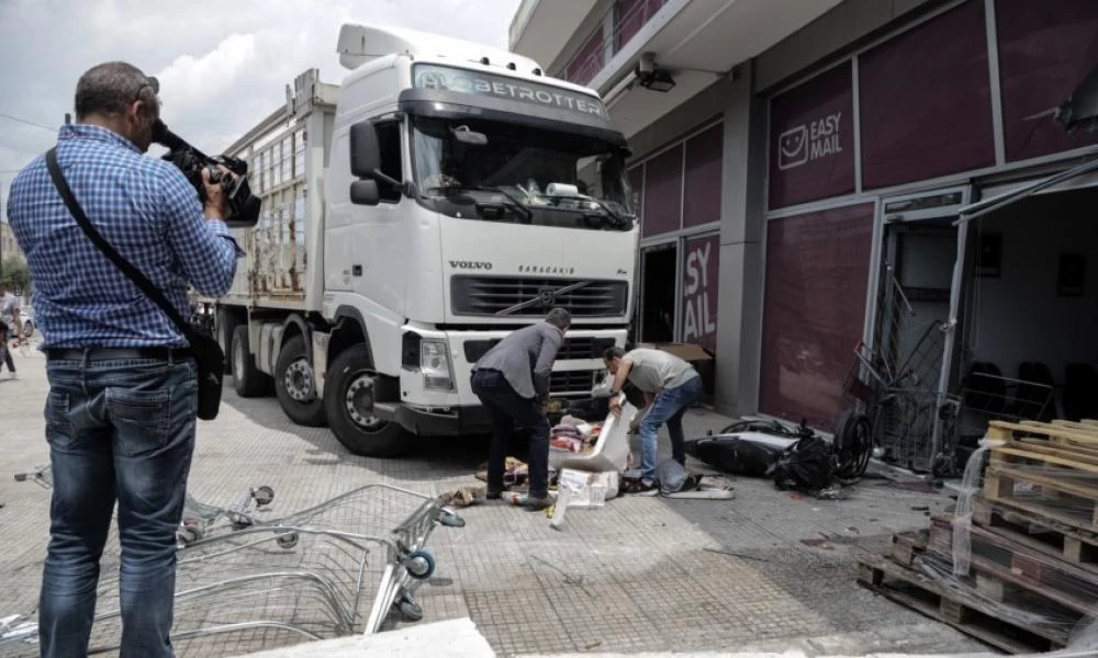 Νεκρός ο οδηγός του φορτηγού που «μπούκαρε» σε μαγαζί